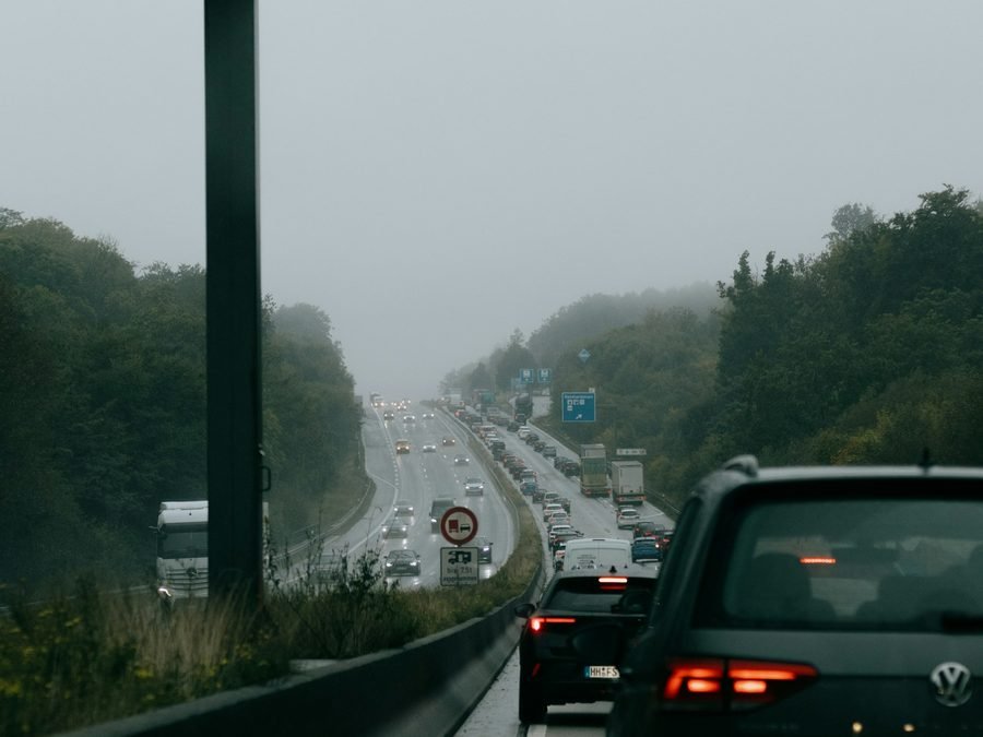 Circulation dense sur un axe routier par temps de pluie