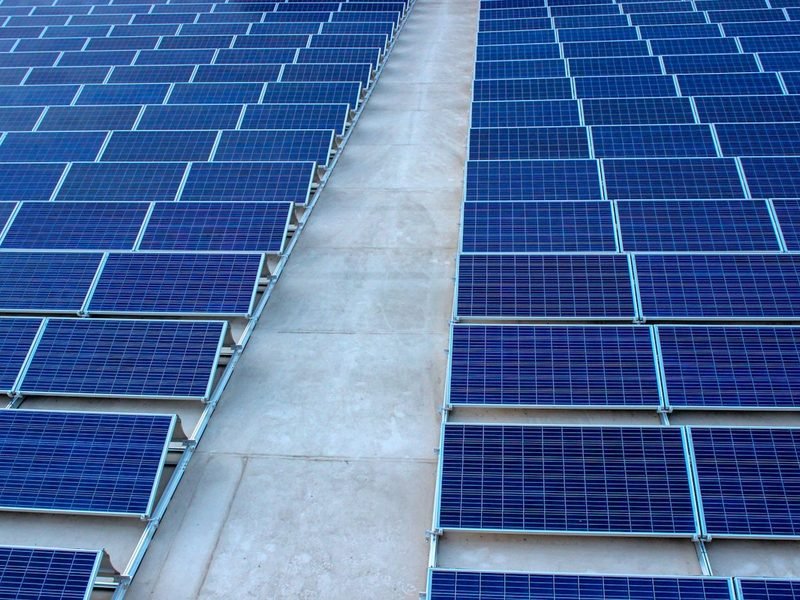Rangées de panneaux solaires sur une toiture