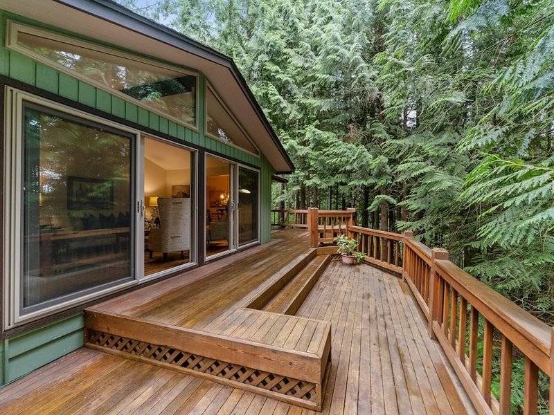 Terrasse en bois dans un jardin