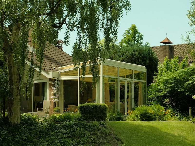 Extension vitrée moderne d'une maison, style véranda