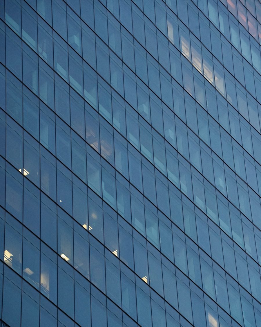 Façade vitrée d'un immeuble de bureaux moderne