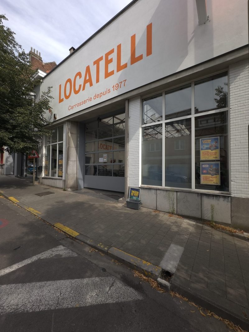 Vitrines de la carrosserie Locatelli nettoyées par BoomClean BXL, Bruxelles