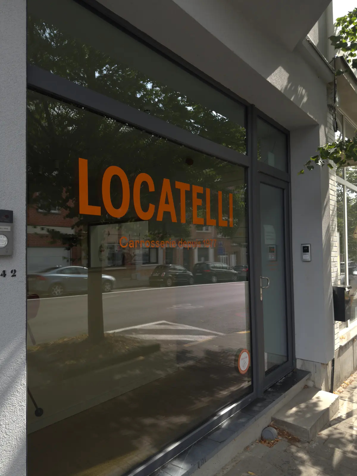 Vitrine du garage Locatelli à Auderghem après nettoyage de vitres